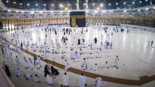 Saudi fines people approaching the Grand Mosque ahead of Hajj