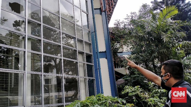 Rektor Unisba, Edi Setiadi menyoroti aksi polisi yang menembakkan gas air mata ke dalam kampus hingga pemukulan terhadap satpam kampus.