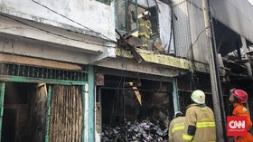 Damkar Masih Berusaha Padamkan Sisa Api di Senen