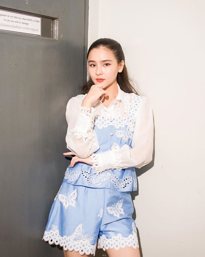 Paras rupawan artis Aom Sushar Manaying juga berhasil membuatnya masuk dalam deretan artis tercantik di Thailand. Wajah khas orientalnya yang begitu manis membuat tatapannya selalu teduh untuk dilihat. Kiprahnya di dunia hiburan juga sangat cemerlang. Terhitung hingga tahun 2015, ia sudah memenangkan sebanyak 9 penghargaan. (Foto: instagram.com/aom_sushar)