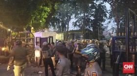 Polisi Ringkus Dua Sosok Pelempar Batu dari Atap DPRD Medan