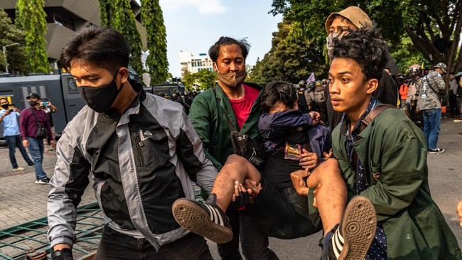 Polisi diminta membebaskan empat mahasiswa yang ikut demo tolak Omnibus Law demi kepentingan UTS para mahasiswa pekan ini.