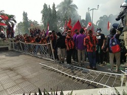 Demo Omnibus Law di Ciamis, Pagar Gedung DPRD Roboh