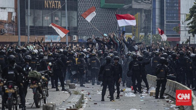 Polri tak menambah personel pengamanan meski ada rangkaian demo yang digelar massa buruh dan sejumlah ormas Islam di Jakarta.