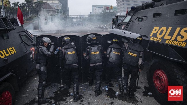 Sebanyak 1.000 anggota kepolisian menjalani rapid test usai mengawal demo Omnibus Law UU Ciptaker di Jakarta.