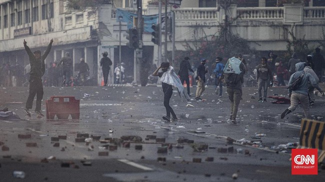 Massa pengunjuk rasa yang menolak pengesahan Omnibus Law UU Cipta Kerja terlibat bentrok dengan polisi di kawasan Harmoni, Jakarta, Kamis, 8 Oktober 2020. Unjuk rasa tersebut berakhir ricuh dan mengakibatkan sejumlah fasilitas umum rusak. CNN Indones