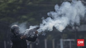 Rentetan Bentrokan Massa dengan Aparat di Demo Omnibus Law