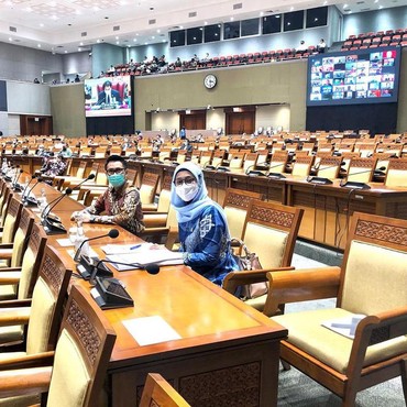 Foto Bareng Desi Ratnasari, Eko Patrio Kena Protes Soal UU Cipta Kerja