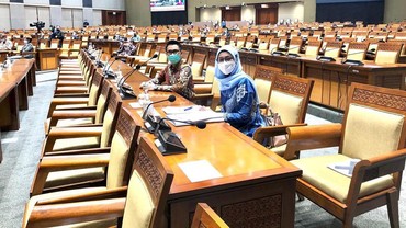 img-title Foto Bareng Desi Ratnasari, Eko Patrio Kena Protes Soal UU Cipta Kerja