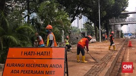 Masih Ada Puing Sisa Demo, Petugas Bersihkan Sejak Subuh