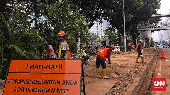 Sejumlah petugas masih berupaya membersihkan sisa-sisa perusakan fasilitas publik dalam demo ricuh semalam.