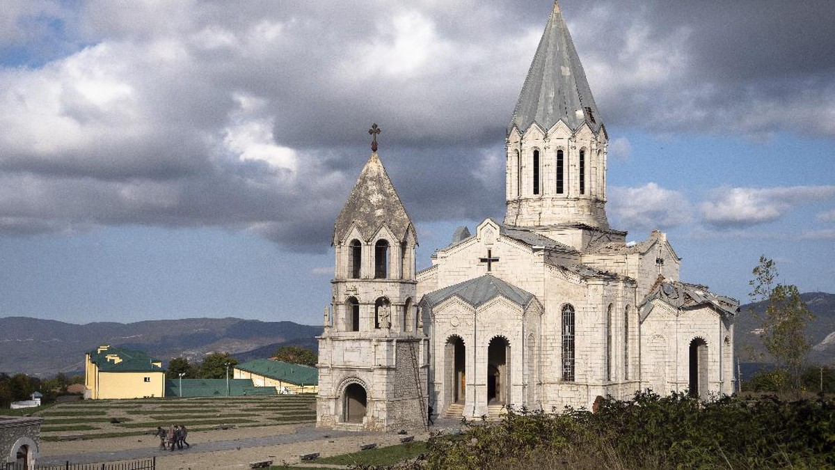 FOTO: Gereja Bersejarah Armenia Ditembaki Pasukan Azerbaijan