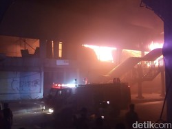 Sempat Padam, Api Kebakaran Bioskop Grand Theater Senen Membesar Lagi