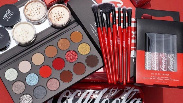 Baru! Koleksi Makeup Morphe X Coca-Cola yang Curi Perhatian Baru! Koleksi Makeup Morphe X Coca-Cola yang Curi Perhatian