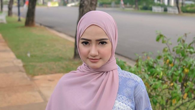 Setahun Mualaf dan Mulai Pakai  Hijab  Hidup Artis  Cantik 