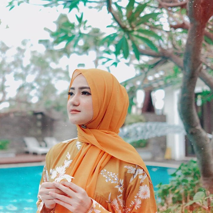 <p>Kini Marcella bahkan memutuskan untuk memakai hijab lho. (Foto: Instagram @marcella_simon)</p>