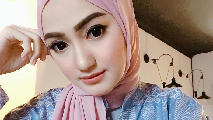 Sejak tampil dengan hijab, Marcella terlihat lebih cantik ya, Bunda. (Foto: Instagram @marcella_simon)