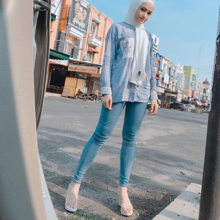 <p>Dengan gaya hijab sederhana seperti ini Marcella terlihat adem dan menawan ya. (Foto: Instagram @marcella_simon)</p>