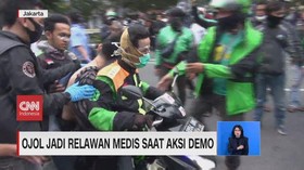 VIDEO: Ojol Jadi Relawan Medis saat Demo