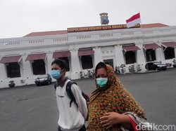 Cerita Haru Ortu Jemput Anak yang Ditahan Gegara Demo Tolak UU Ciptaker