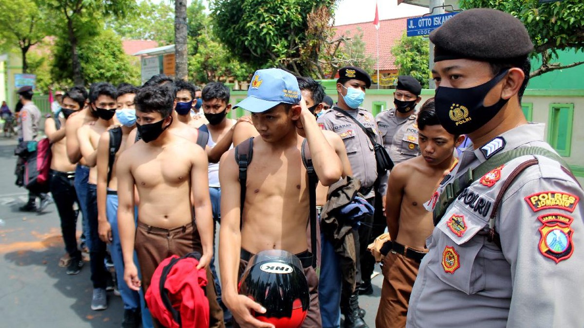 FOTO: Ikut Demo Omnibus Law, Pelajar Diciduk Polisi
