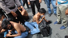 FOTO: Ikut Demo Omnibus Law, Pelajar Diciduk Polisi