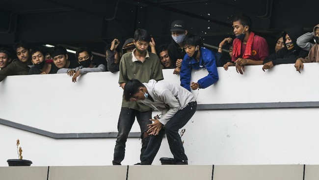 Polisi berdalih pencatatan dalam SKCK itu untuk mencegah kemudaratan pelajar yang mengikuti demo, serta supaya orang tua lebih mengawasi anaknya.