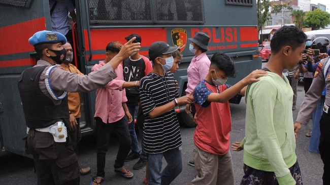 Koalisi menilai polisi melakukan tindakan sewenang-wenang terhadap penangkapan sejumlah pelajar hingga salah tangkap saat pengamanan demo tolak Omnibus Law.