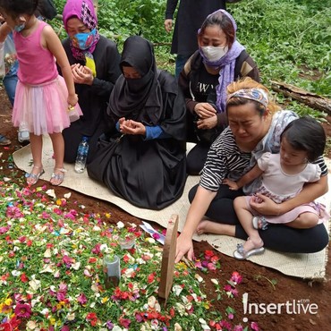 Sambil Gendong Anak, Tangisan Pinkan Mambo Pecah di Makam Ibunda
