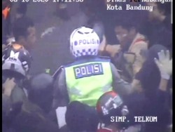Polantas Nyaris Dipukuli Demonstran Ricuh di Bandung