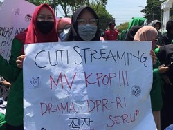 7 Poster Lucu Mahasiswa K-Popers saat Ikut Demo Omnibus Law, Bikin Senyum