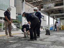 Puslabfor Polri Cek Kondisi Halte TransJ Bundaran HI yang Dibakar Massa