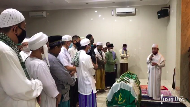 Rayi RAN Rayi RAN setia dampingi jenazah ibunda.