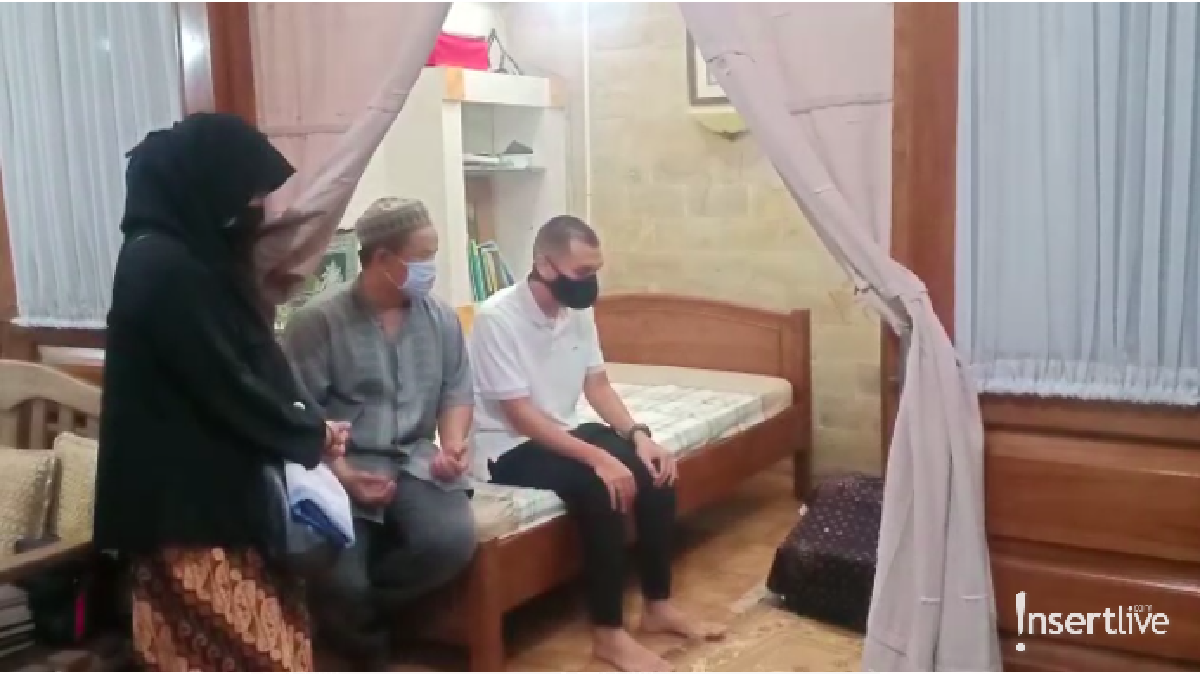 Rayi RAN setia dampingi jenazah ibunda&period;