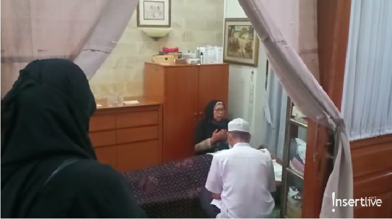 Rayi RAN Rayi RAN setia dampingi jenazah ibunda.
