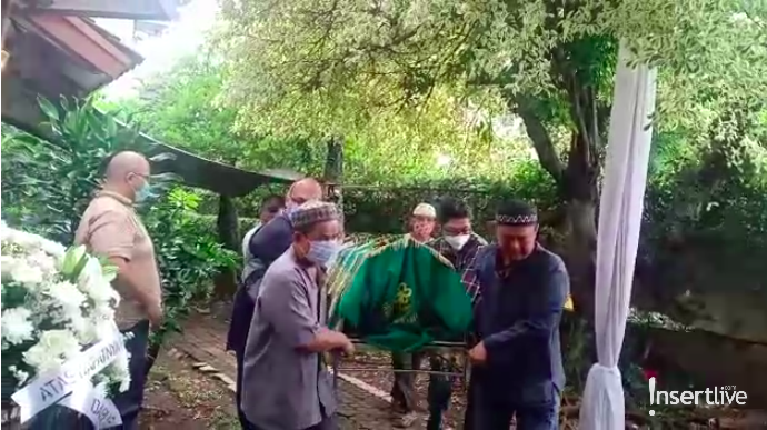 Rayi RAN Rayi RAN setia dampingi jenazah ibunda.
