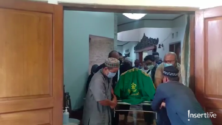 Rayi RAN Rayi RAN setia dampingi jenazah ibunda.
