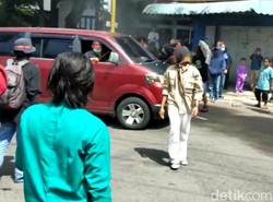 Terhalang Demo, Sopir Mobil Ini Terobos Massa dan Acungkan Parang