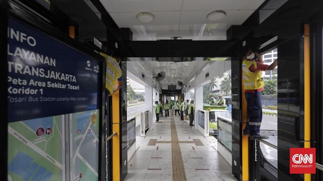 Halte Trans Jakarta yang Rusak di Thamrin Kembali Beroperasi Halte Transjakarta Sarinah, Bundaran HI, dan Halte Tosari yang kebakar saat aksi tolak Citpaker pada Kamis lalu, hari ini terpantau beroperasi terbatas.
