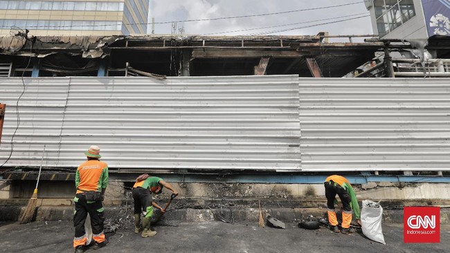 FOTO: Rusak Halte Transjakarta Usai Amuk Massa