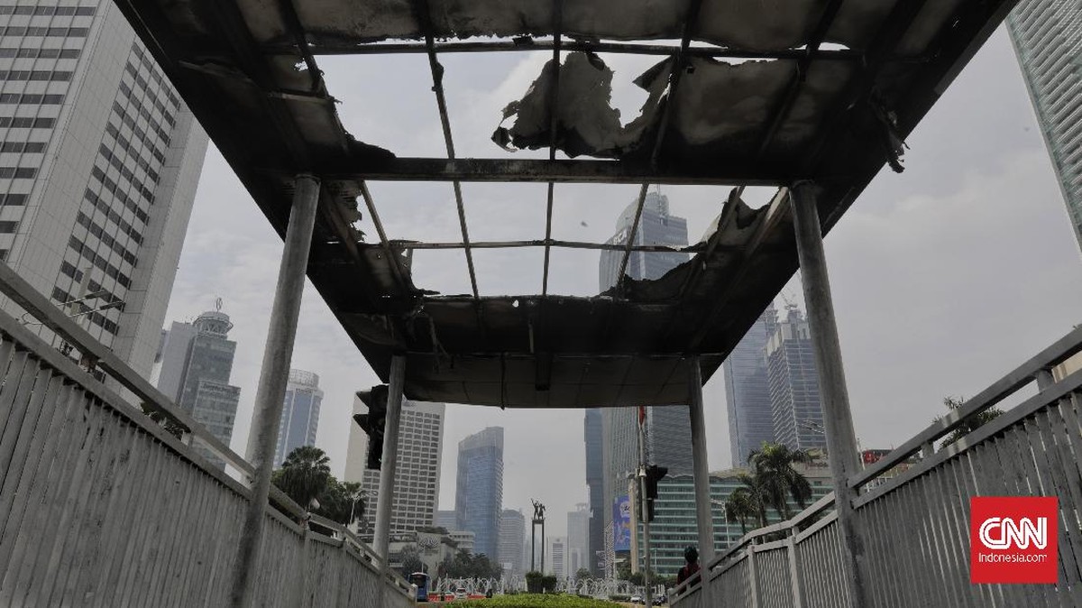 FOTO: Rusak Halte Transjakarta Usai Amuk Massa