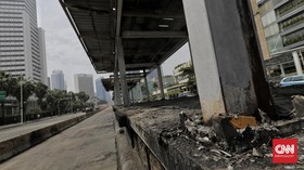 Polisi Tahan 20 Pedemo Pembakar Halte Transjakarta