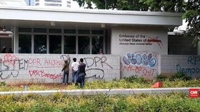VIDEO: Gedung Kedubes AS Dipenuhi Coretan Pengunjuk Rasa