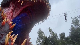 VIDEO: Sensasi Berwisata di Dalam Mulut Godzilla