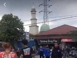 Emak-emak Kocak Viral Datangi Anaknya Saat Demo Omnibus Law, Ini Alasannya
