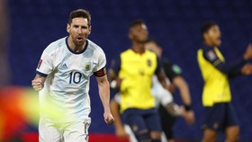 FOTO: Messi Cetak Gol Kemenangan Argentina vs Ekuador
