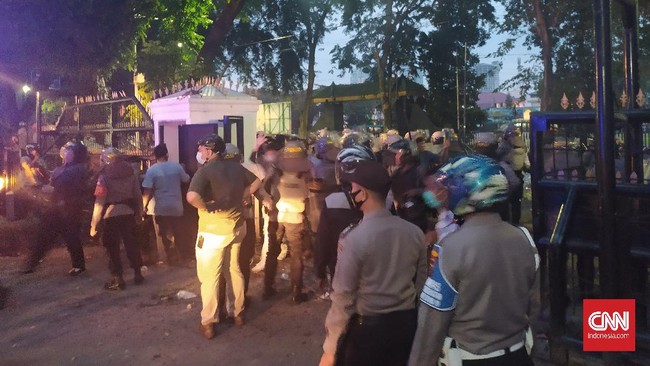 Ratusan massa aksi unjuk rasa menolak omnibus law Undang-Undang Cipta Kerja (Ciptaker) bertahan di DPRD Sumut Jalan Imam Bonjol, Medan, Jumat (9/10).