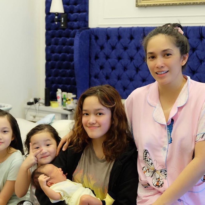 <p>Sudah punya lima anak, Ussy Sulistiawaty tampak makin cantik ya, Bunda? (Foto: Instagram @ussypratama)</p>