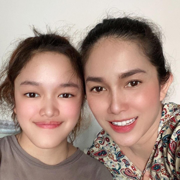<p>Ini potret dengan salah satu anak gadisnya, Bunda. Ussy terlihat awet muda, ya?(Foto: Instagram @ussypratama)</p>