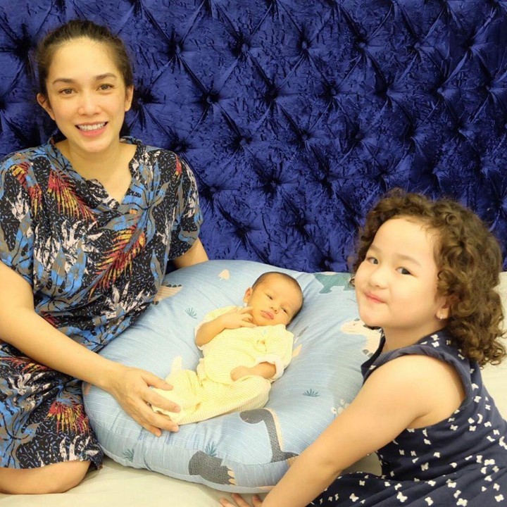 <p>Tak hanya mengurus baby Saka sendirian, Ussy juga mengajak kakak Sheva untuk menemaninya, Bunda. (Foto: Instagram @ussypratama)</p>